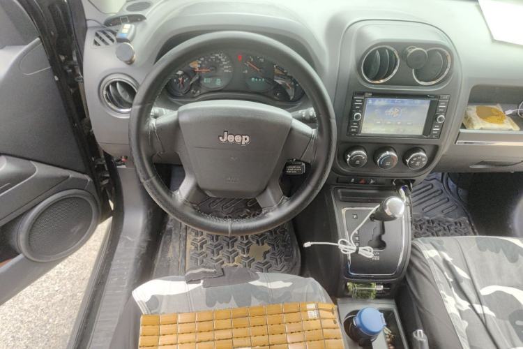 Used Jeep Compass 2010 2.4L four-wheel drive sport version Steering Wheel