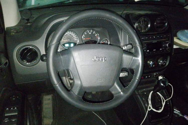 Used Jeep Compass 2010 2.4L four-wheel drive sport version Steering Wheel