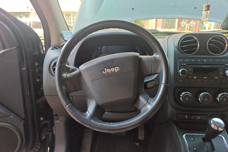 Used Jeep Compass 2010 2.4L four-wheel drive sport version Steering Wheel