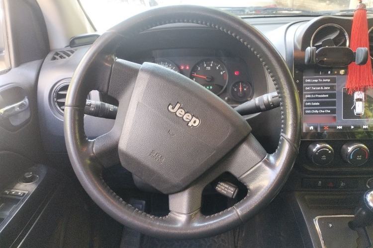 Used Jeep Compass 2010 2.4L four-wheel drive sport version Steering Wheel
