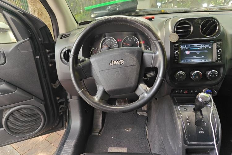 Used Jeep Compass 2010 2.4L Four-Wheel Drive Limited Edition Steering Wheel