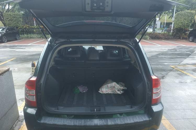 Used Jeep Compass 2010 2.4L four-wheel drive sport version Trunk