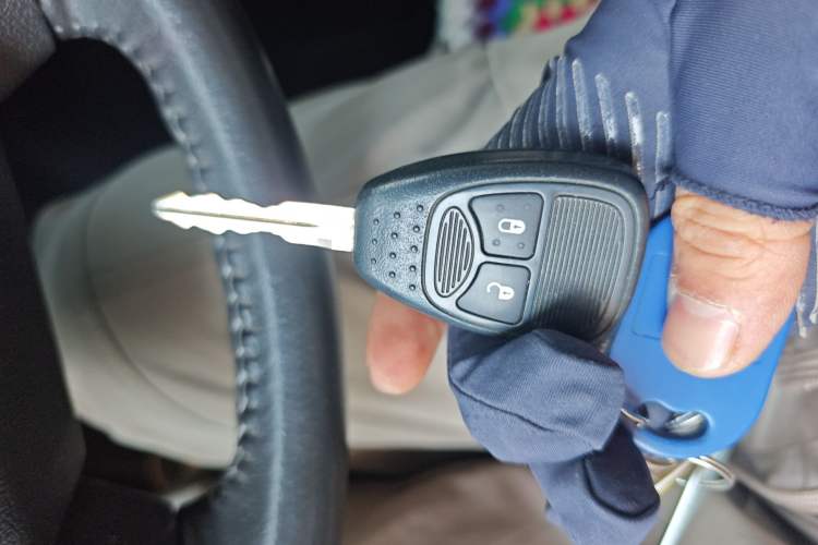 Used Jeep Compass 2010 2.4L four-wheel drive sport version Vehicle Key