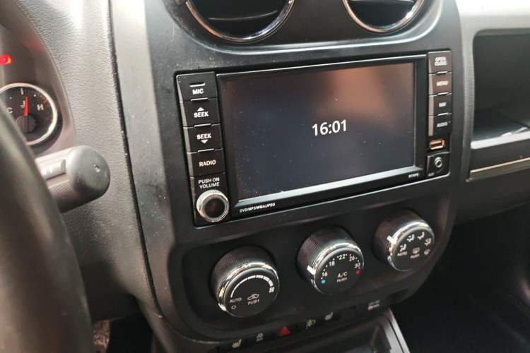 Used Jeep Compass 2011 2.4L four-wheel drive luxury version Audio And AC Panel