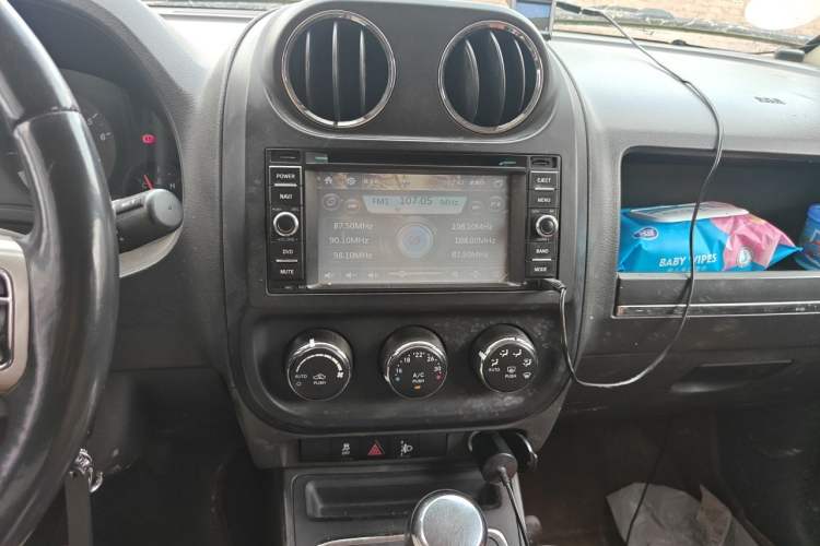 Used Jeep Compass 2011 2.4L four-wheel drive Comfort version Audio And AC Panel