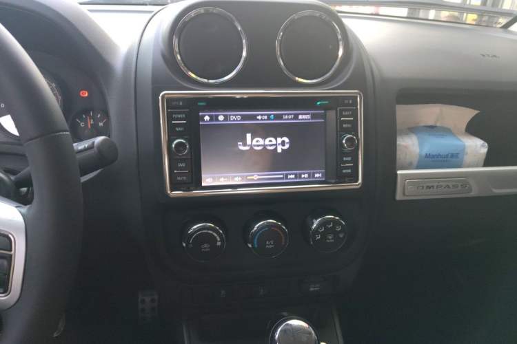 Used Jeep Compass 2011 2.4L four-wheel drive Comfort version Audio And AC Panel