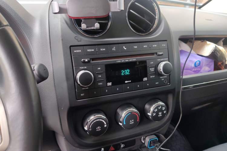 Used Jeep Compass 2011 2.0L two-wheel drive sport version Audio And AC Panel