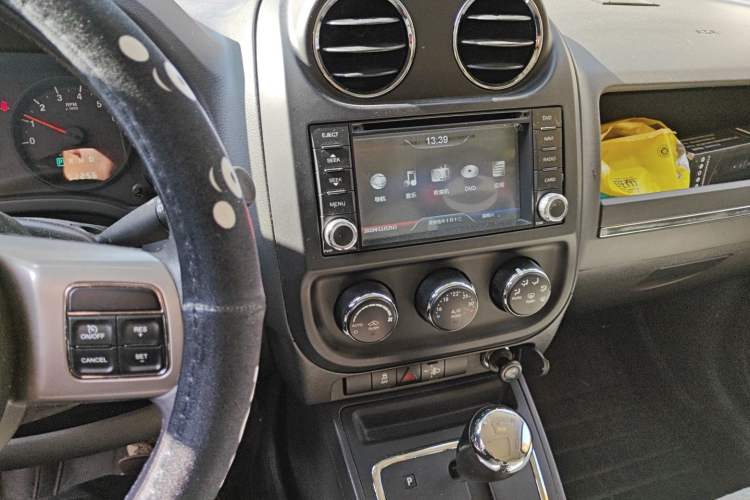 Used Jeep Compass 2011 2.4L four-wheel-drive sport version Audio And AC Panel