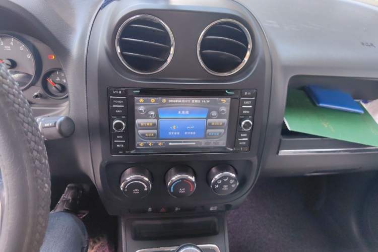 Used Jeep Compass 2011 2.0L two-wheel drive sport version Audio And AC Panel
