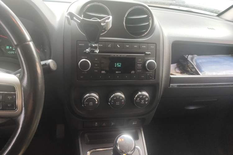 Used Jeep Compass 2011 2.4L four-wheel-drive sport version Audio And AC Panel