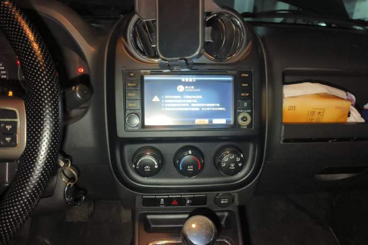 Used Jeep Compass 2011 2.0L two-wheel drive sport version Audio And AC Panel
