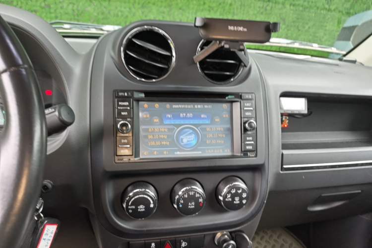Used Jeep Compass 2011 2.4L four-wheel-drive sport version Audio And AC Panel