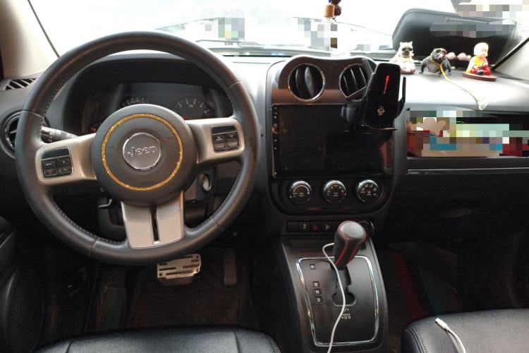 Used Jeep Compass 2011 2.4L four-wheel-drive sport version Center Console
