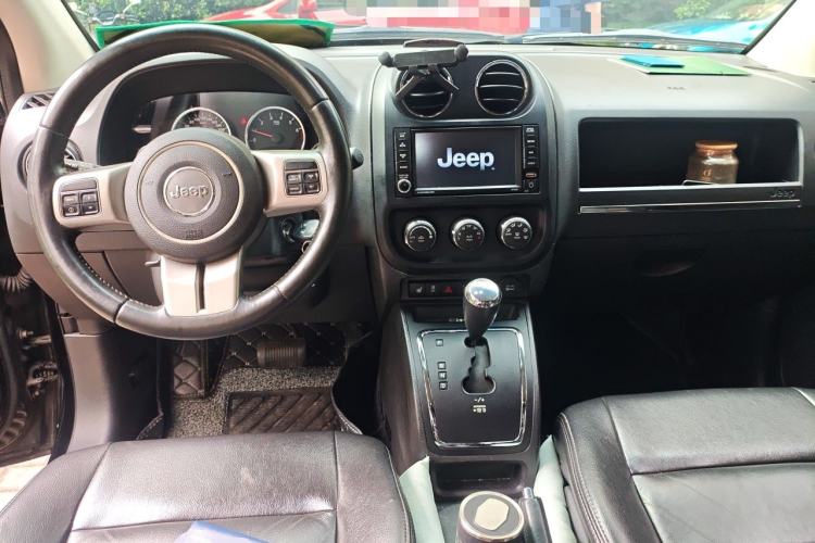 Used Jeep Compass 2011 2.4L four-wheel drive luxury version Center Console
