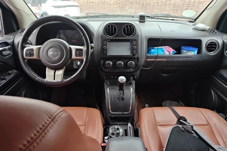 Used Jeep Compass 2011 2.4L four-wheel drive Comfort version Center Console