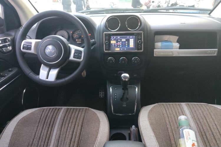 Used Jeep Compass 2011 2.4L four-wheel drive Comfort version Center Console