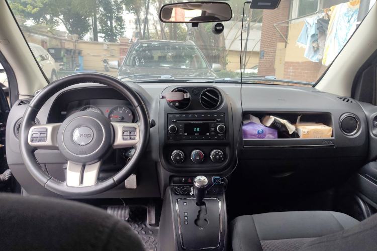 Used Jeep Compass 2011 2.0L two-wheel drive sport version Center Console