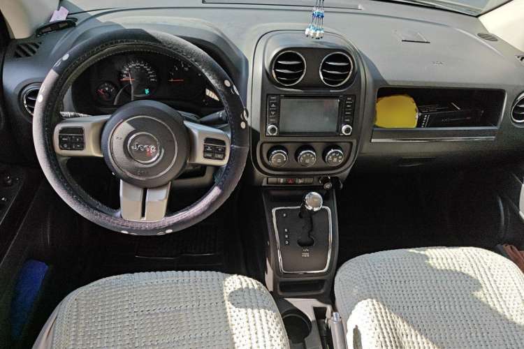 Used Jeep Compass 2011 2.4L four-wheel-drive sport version Center Console
