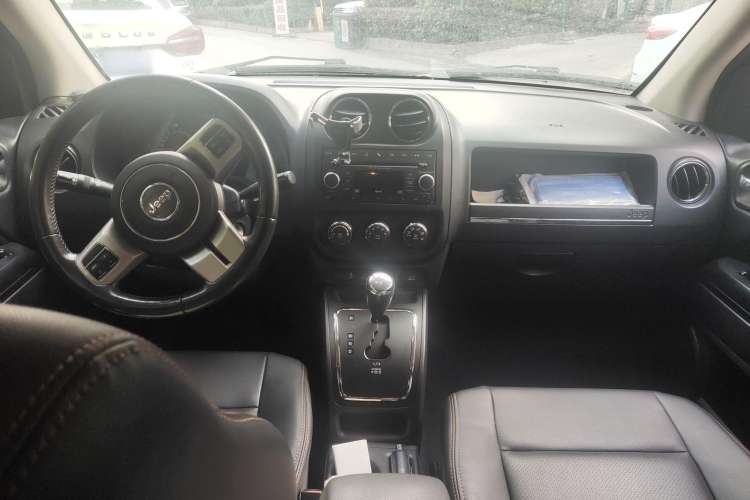 Used Jeep Compass 2011 2.4L four-wheel-drive sport version Center Console