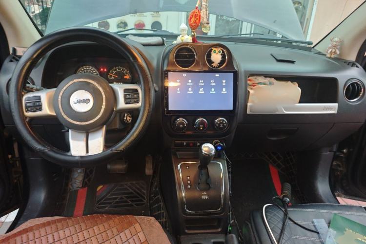 Used Jeep Compass 2011 2.4L four-wheel drive Comfort version Center Console