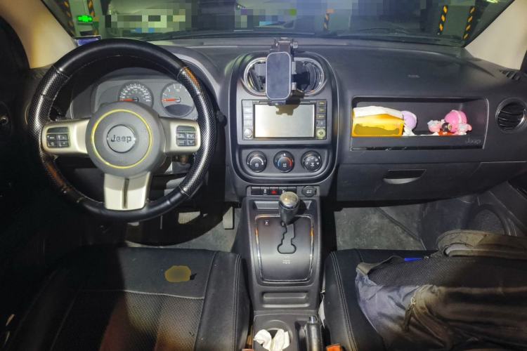 Used Jeep Compass 2011 2.0L two-wheel drive sport version Center Console