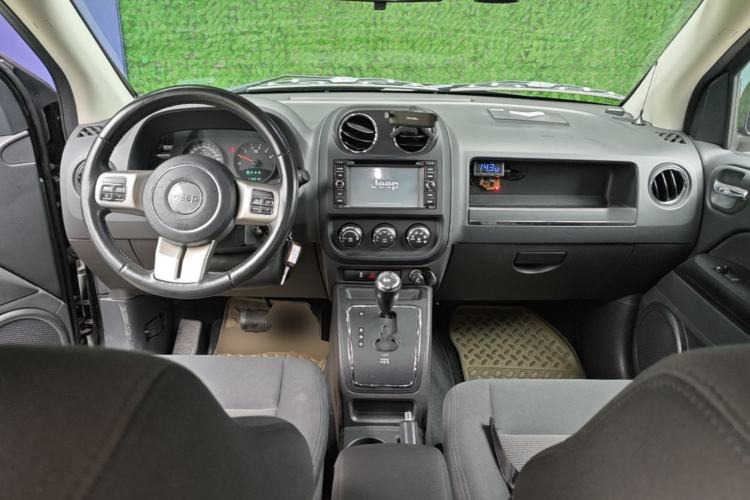 Used Jeep Compass 2011 2.4L four-wheel-drive sport version Center Console