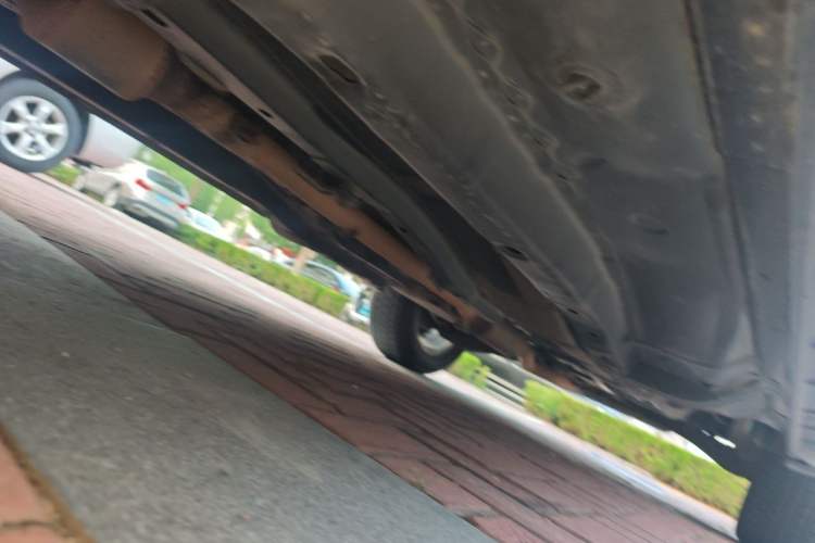 Used Jeep Compass 2011 2.4L four-wheel drive Comfort version Chassis Front Left