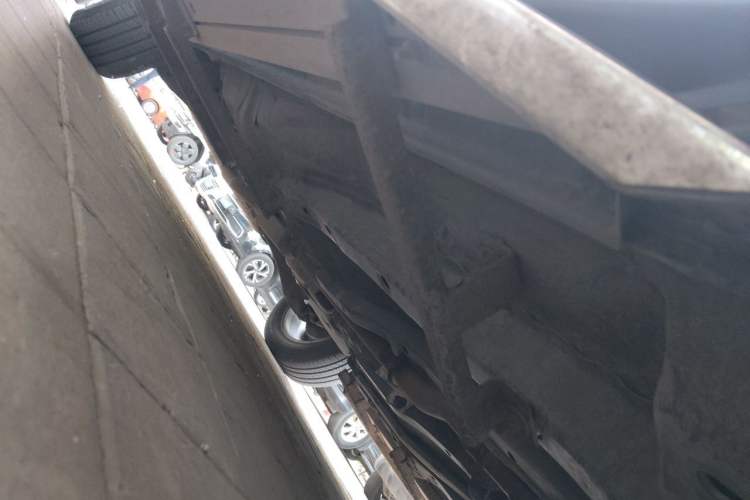 Used Jeep Compass 2011 2.4L four-wheel drive Comfort version Chassis Front Right