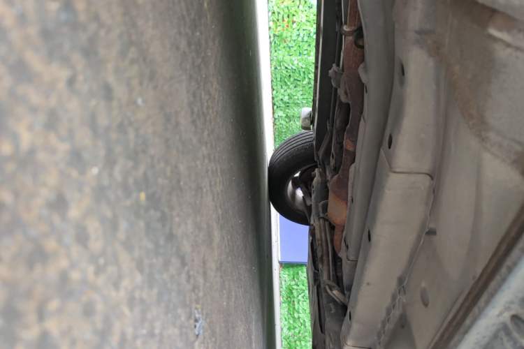 Used Jeep Compass 2011 2.4L four-wheel-drive sport version Chassis Front Right