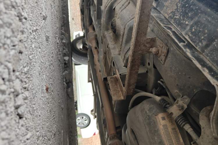 Used Jeep Compass 2011 2.4L four-wheel drive Comfort version Chassis Rear Left