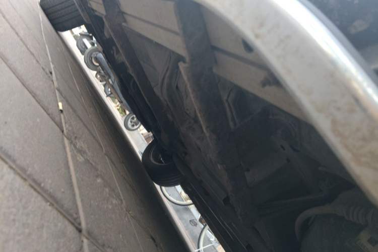 Used Jeep Compass 2011 2.4L four-wheel drive Comfort version Chassis Rear Left
