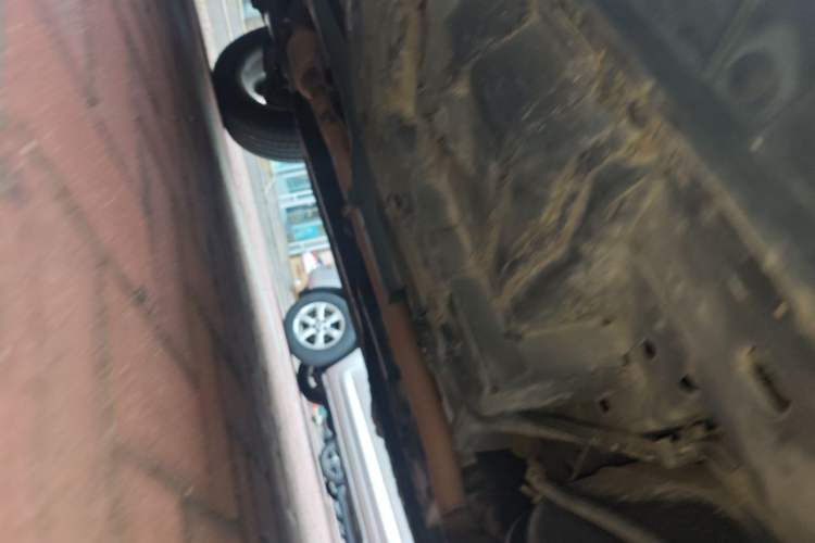 Used Jeep Compass 2011 2.4L four-wheel drive Comfort version Chassis Rear Left