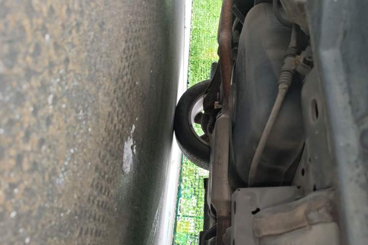 Used Jeep Compass 2011 2.4L four-wheel-drive sport version Chassis Rear Right
