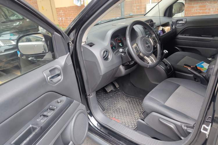 Used Jeep Compass 2011 2.0L two-wheel drive sport version Driver Seat
