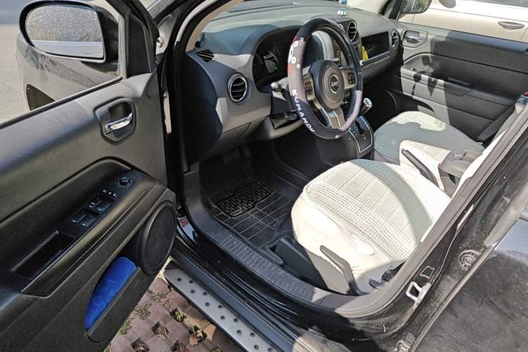 Used Jeep Compass 2011 2.4L four-wheel-drive sport version Driver Seat
