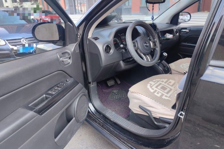 Used Jeep Compass 2011 2.0L two-wheel drive sport version Driver Seat