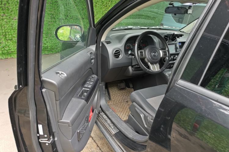 Used Jeep Compass 2011 2.4L four-wheel-drive sport version Driver Seat