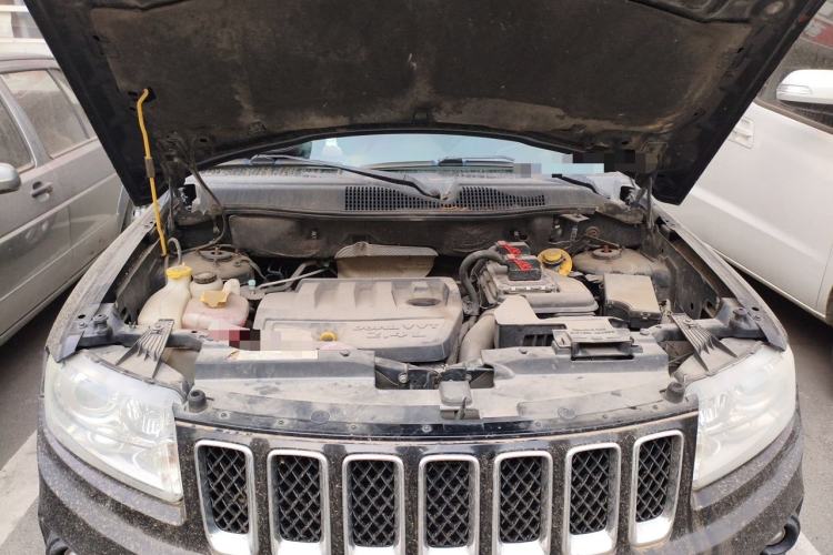 Used Jeep Compass 2011 2.4L four-wheel-drive sport version Engine Bay