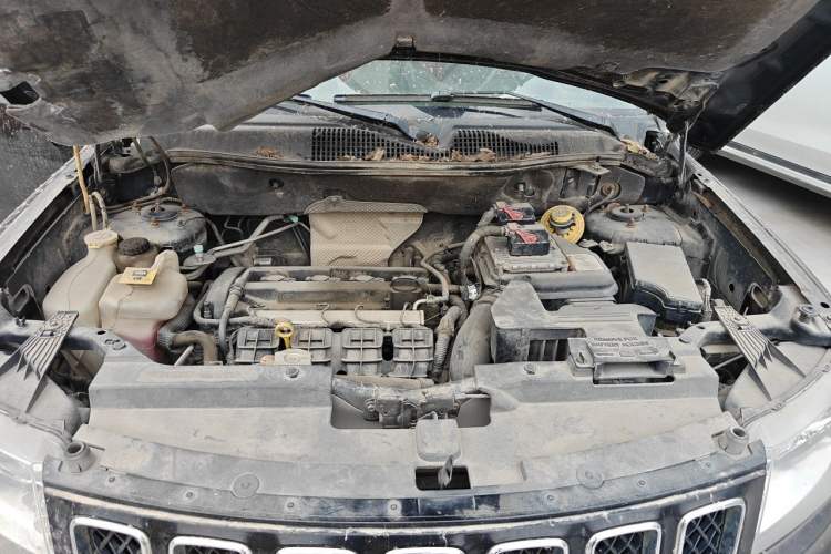 Used Jeep Compass 2011 2.4L four-wheel drive Comfort version Engine Bay