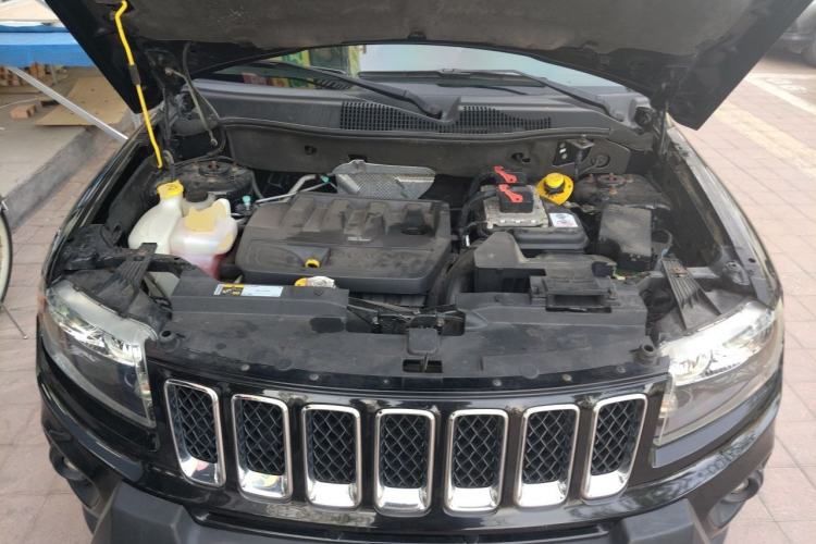 Used Jeep Compass 2011 2.4L four-wheel drive Comfort version Engine Bay