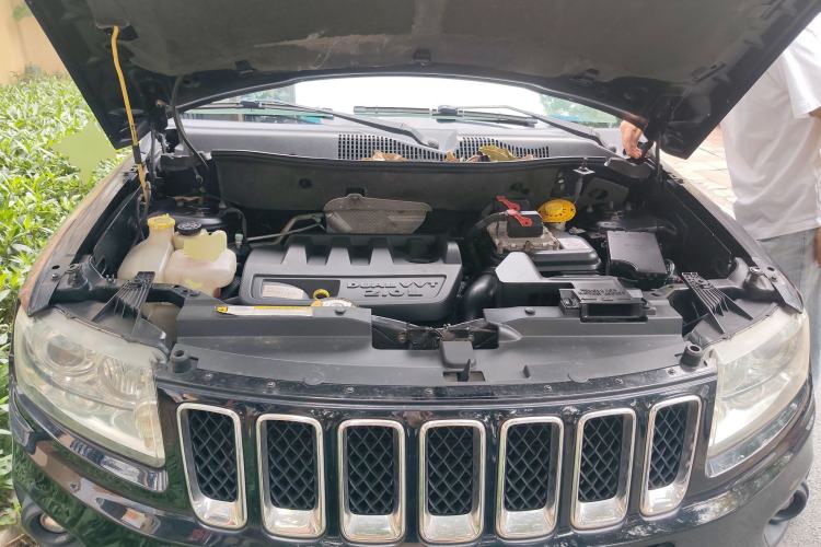 Used Jeep Compass 2011 2.0L two-wheel drive sport version Engine Bay