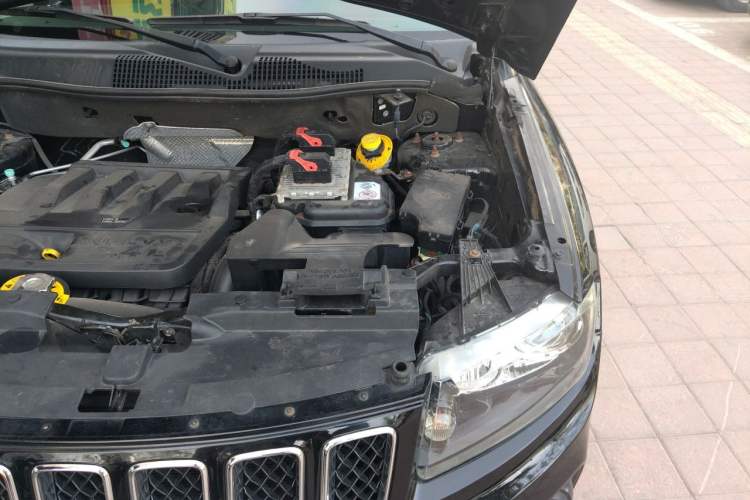 Used Jeep Compass 2011 2.4L four-wheel drive Comfort version Engine Bay Left