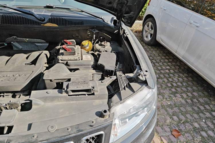 Used Jeep Compass 2011 2.4L four-wheel-drive sport version Engine Bay Left