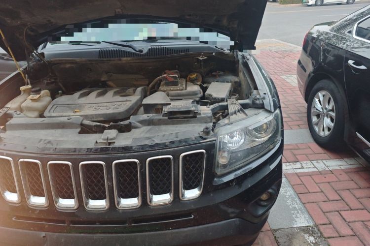 Used Jeep Compass 2011 2.4L four-wheel drive Comfort version Engine Bay Left
