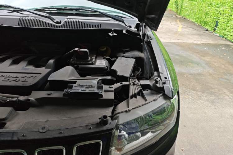 Used Jeep Compass 2011 2.4L four-wheel-drive sport version Engine Bay Left