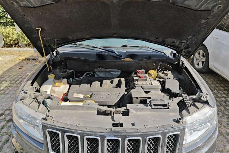 Used Jeep Compass 2011 2.4L four-wheel-drive sport version Engine Bay