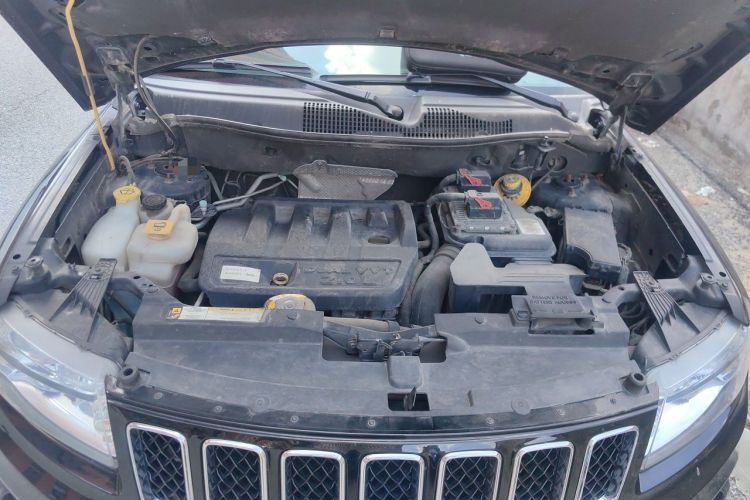 Used Jeep Compass 2011 2.0L two-wheel drive sport version Engine Bay