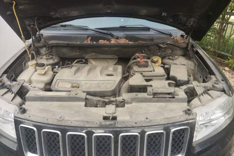 Used Jeep Compass 2011 2.4L four-wheel-drive sport version Engine Bay