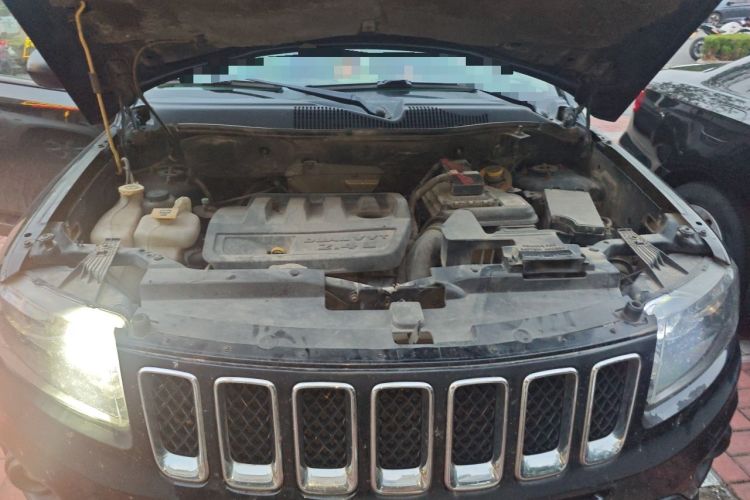 Used Jeep Compass 2011 2.4L four-wheel drive Comfort version Engine Bay