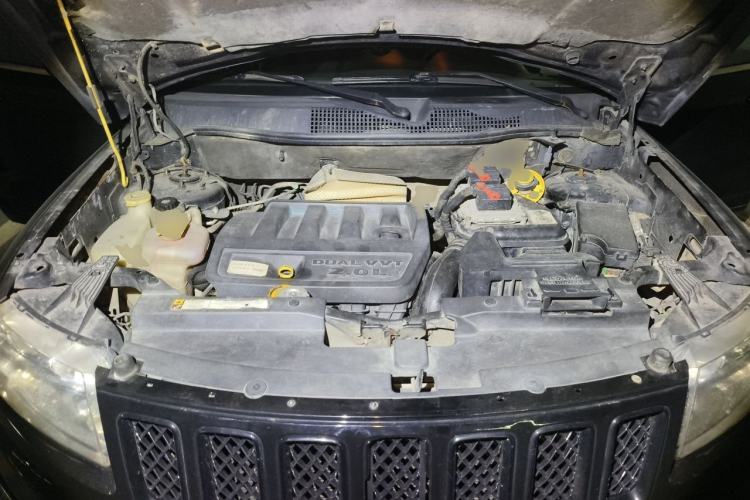 Used Jeep Compass 2011 2.0L two-wheel drive sport version Engine Bay